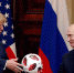 Владимир Путин презентовал президенту США официальный мяч прошедшего в России чемпионата мира по футболу. - Комсомольская Правда