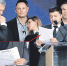 Зеленский зачитывал Порошенко вопросы (записанные на русском языке!), которые ему прислали избиратели. Порошенко они ставили в тупик. Фото: Vasily Fedosenko/REUTERS, youtube.com - Комсомольская Правда