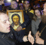Отец Максим выходил в толпу и лично разговаривал с протестующими. Фото: Алексей БУЛАТОВ - Комсомольская Правда
