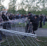 В первый же день протестующие уронили забор, огораживающий сквер. Фото: Алексей БУЛАТОВ - Комсомольская Правда