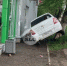 В Щекино Chevrolet Cobalt «боднул» супермаркет и повис на дереве - Myslo.Ru