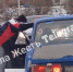 В Туле агрессивный мужчина напал с кулаками на машину. Видео - ИА Тульская пресса.Ru