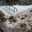 Жители домов на улице Революции в Туле не могут пройти к детской площадке из-за гор снега - Молодой коммунар
