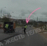 Горячий битум из шланга попал в лицо рабочему на Веневском шоссе в Туле - Молодой коммунар