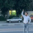 На Зеленстрое неадекватный мужчина изображал регулировщика: видео - Myslo.Ru