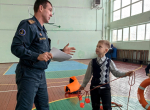 Инспекторы ГИМС МЧС России научили детей оказывать помощь провалившемуся под лед