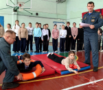 Инспекторы ГИМС МЧС России научили детей оказывать помощь провалившемуся под лед