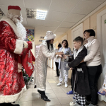 Пациентам детской областной больницы Дед Мороз и Снегурочка подарили новогоднее настроение
