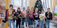 Сотрудники КМЗ в костюмах Деда Мороза и Снегурочки вручили детям новогодние подарки - ИА Тульская служба новостей