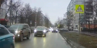 В Туле водитель подавал сигналы дальним светом, когда объезжал пробку по встречке - Myslo.Ru
