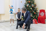 Дмитрий Миляев поздравил с Новым годом детей из социально-реабилитационного центра