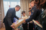 Дмитрий Миляев поздравил семью участника СВО с наступающим Новым годом