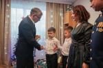 Дмитрий Миляев поздравил семью участника СВО с наступающим Новым годом