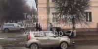 «Лада» выехала на встречку и влетела в дерево на улице Металлургов в Туле - Молодой коммунар
