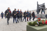 Дмитрий Миляев возложил цветы к Вечному огню на площади Победы и к мемориалу «Защитникам Родины»