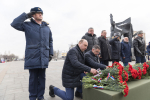 Дмитрий Миляев возложил цветы к Вечному огню на площади Победы и к мемориалу «Защитникам Родины»