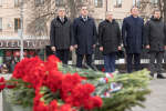 Дмитрий Миляев возложил цветы к Вечному огню на площади Победы и к мемориалу «Защитникам Родины»