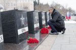 Дмитрий Миляев возложил цветы к Вечному огню на площади Победы и к мемориалу «Защитникам Родины»