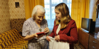 Елена Шмелева вручила труженице тыла юбилейную медаль - Единая Россия