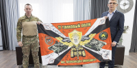 Тульский военнослужащий вручил Дмитрию Миляеву флаг подразделения - ГТРК