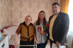 Константин Гончаров вручил ветеранам-женщинам юбилейные медали