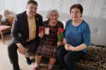 Константин Гончаров вручил ветеранам-женщинам юбилейные медали