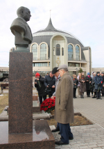 В Тульском музее оружия на Аллее Славы знаменитых оружейников Тулы состоялась торжественная церемония возложения цветов к бюсту Николая Александровича Макаровца