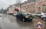 Шестилетний мальчик в Туле попал под машину, когда один переходил дорогу