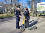 В Центральном парке проверили самокатчиков