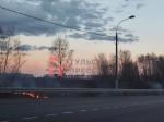 На поле рядом с трассой Тула — Новомосковск в Киреевском районе горит сухая трава