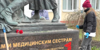 Тульские школьники вышли на уборку к памятнику военным врачам и медсестрам - ТК Первый Тульский