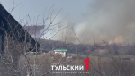 Под Тулой загорелось поле рядом с жилыми домами