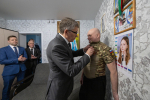 Дмитрий Миляев вручил участнику СВО орден Мужества