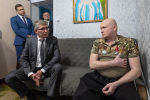 Дмитрий Миляев вручил участнику СВО орден Мужества