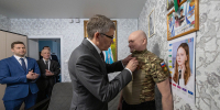 Дмитрий Миляев вручил участнику СВО орден Мужества - Министерство труда и соцзащиты