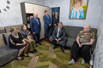 Дмитрий Миляев вручил участнику СВО орден Мужества