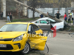 "Порш" снес столб на улице Металлургов в Туле