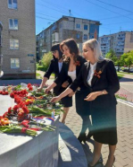 80 лет Победе: Представители Пролетарского районного суда возложили цветы к памятнику «Пролетарцам- героям слава!»