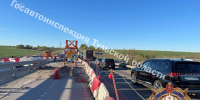 Иномарка врезалась в бетонное ограждение на трассе М-4 «Дон» в Тульской области - Комсомольская Правда