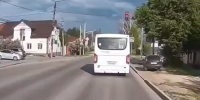 На ул. Карпова автобус бесцеремонно промчал на красный - Myslo.Ru