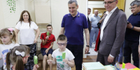 Дмитрий Миляев и Александр Хинштейн посетили пункт временного размещения детей из Курска - Молодой коммунар