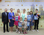 Начальник Управления наградила юные дарования за участие в выставке «Победа глазами детей»