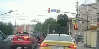 В Туле таксист встал «не туда», а потом проехал на красный - Myslo.Ru