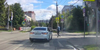 На ул. Ленина водитель Toyota не смутился красным на светофоре - Myslo.Ru