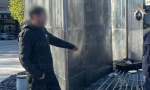 Иностранца, справившего нужду на Вечный огонь в Туле, наказали за демонстрацию запрещенной символики