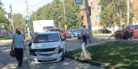На Кирова Hyundai вылетел на тротуар после столкновения с Renault - Myslo.Ru