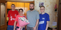 В День металлурга Тульские активисты «Молодой Гвардии» и «Волонтерской Роты» поздравили с профессиональным праздником Нину Липатову - Молодая Гвардия