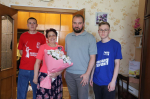 В День металлурга Тульские активисты «Молодой Гвардии» и «Волонтерской Роты» поздравили с профессиональным праздником Нину Липатову