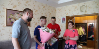Волонтеры «Единой России» поздравили с профессиональным праздником представителей металлургической отрасли - Единая Россия