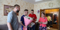 Волонтеры «Единой России» поздравили с профессиональным праздником представителей металлургической отрасли - ИА Тульская пресса.Ru